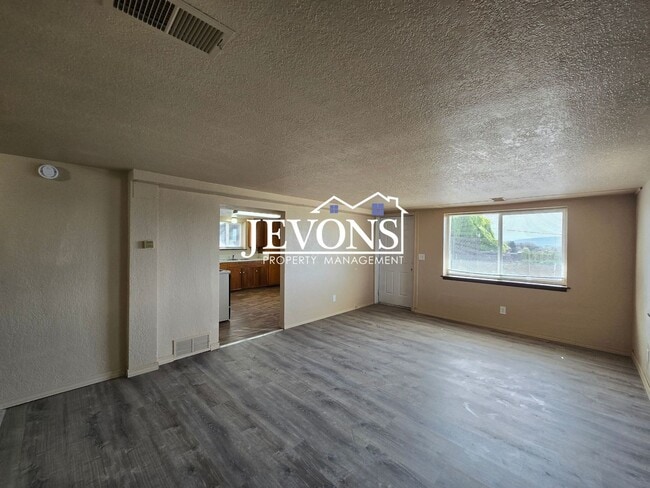 Building Photo - 4210 E Hillcrest Dr