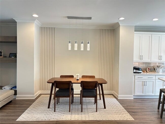 Building Photo - 7866 Laurel Crest Dr