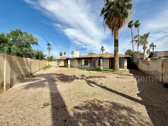Building Photo - 570 N Villa Nueva Dr