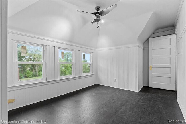 Building Photo - 2405 3rd Ave