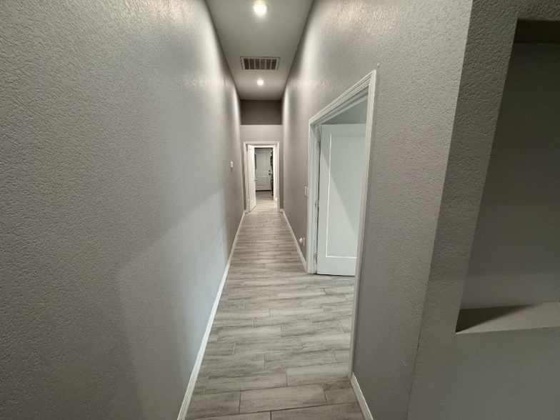 Building Photo - 1558 W 5th St