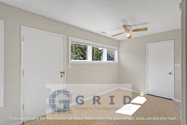 Building Photo - Charming 2 Bedroom Bungalow Available in NE Portland!