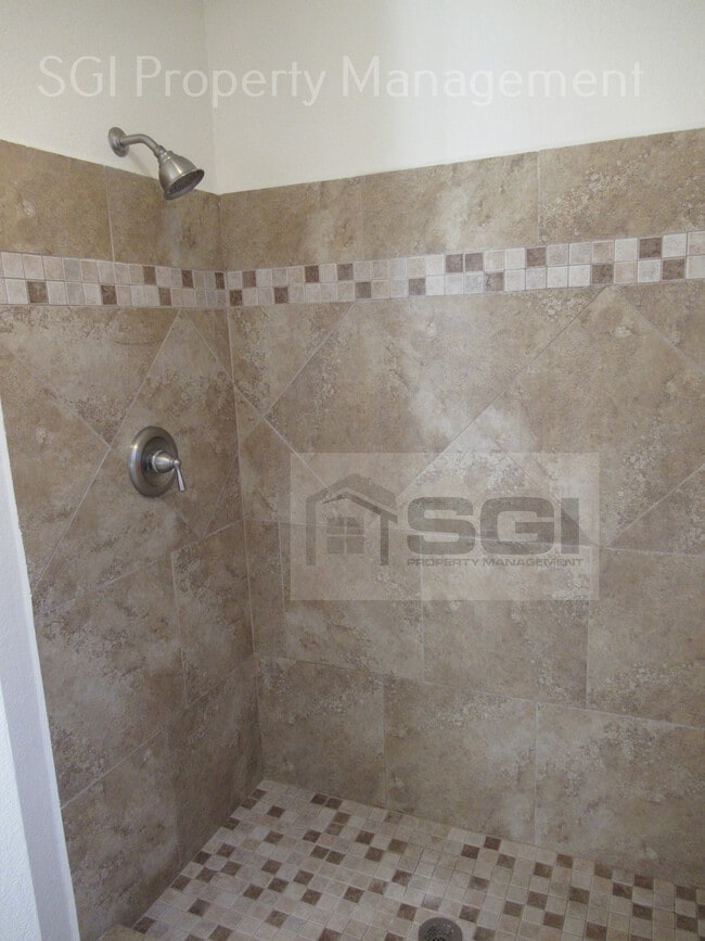 Building Photo - 8725 W Bluefield Ave