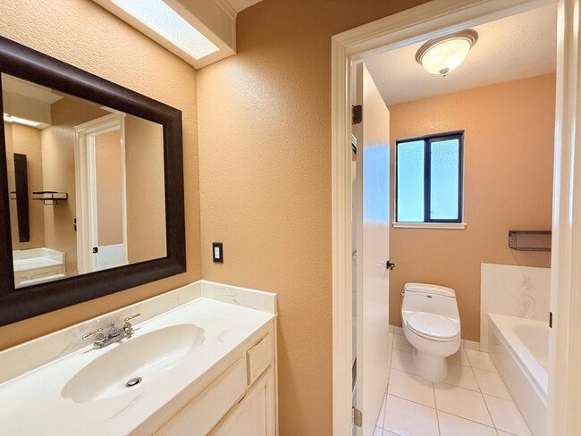 Building Photo - Charming and Move-in Ready, 3BD/2.5BA, Two-Story Townhome in Canyon Green at Canyon Lakes in San ...