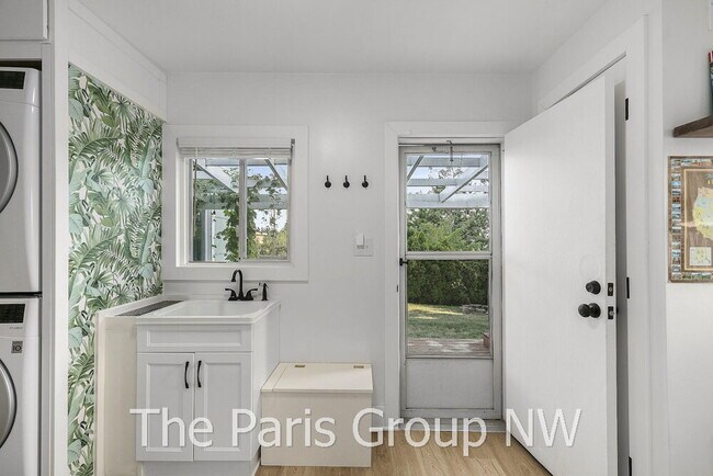 Building Photo - Remodeled Renton Highlands Home * A/C & Great Backyard