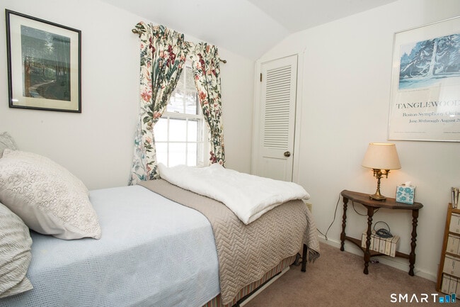 Building Photo - 67 Lake Lillinonah Rd N