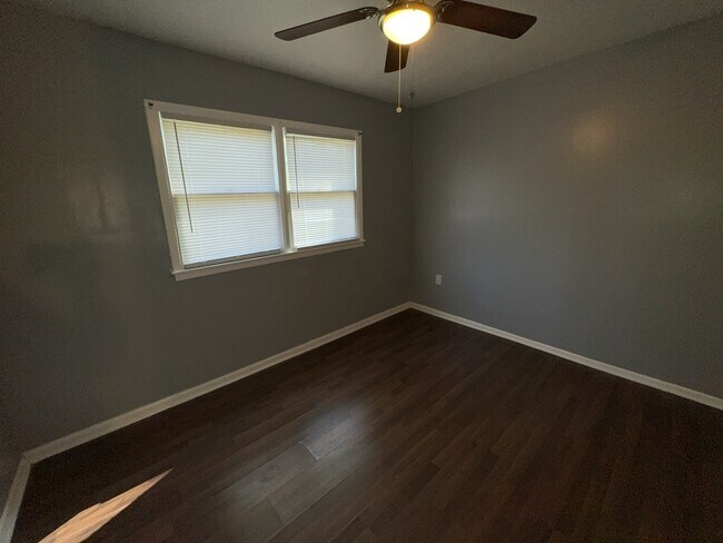 Building Photo - 2732 Woodside Dr