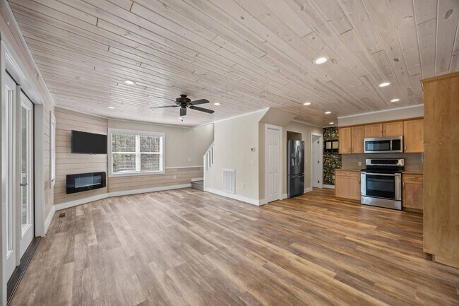 Building Photo - 251 Landwood Ln