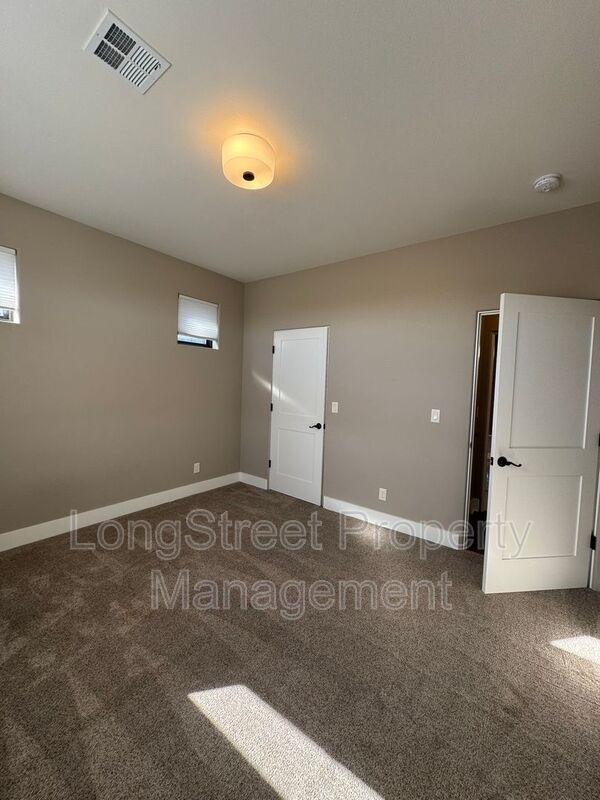 Building Photo - 3445 SW Buckeye Pl