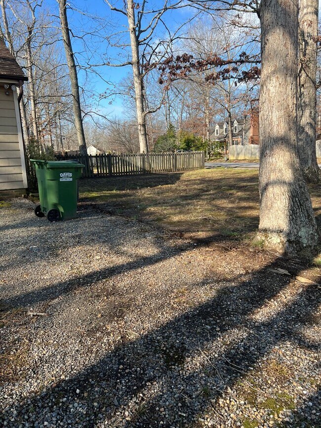 Building Photo - 300 Pleasants Dr