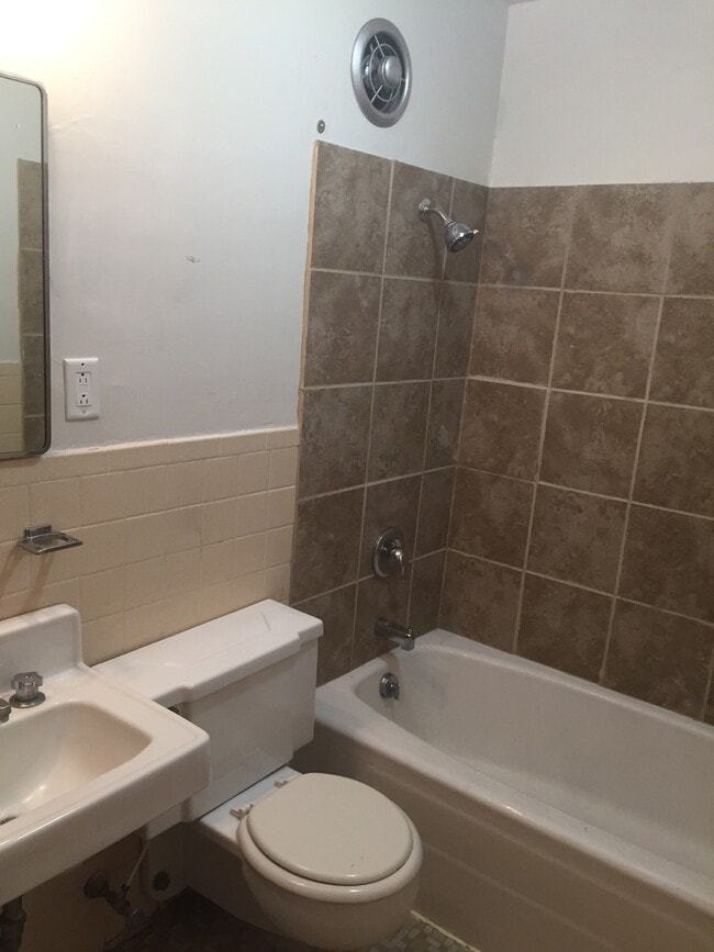 Building Photo - 2BR/1BA - East Campus - Swift access to Class! Water Included! AVAIL. NOW