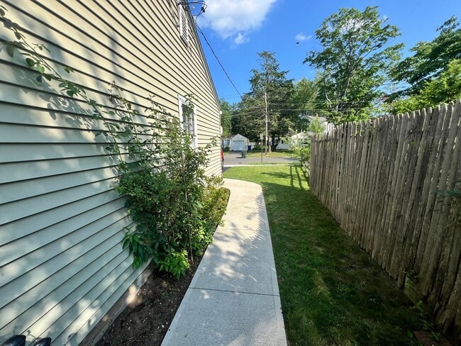 Building Photo - Beautiful Single Family Home in East Sprin...