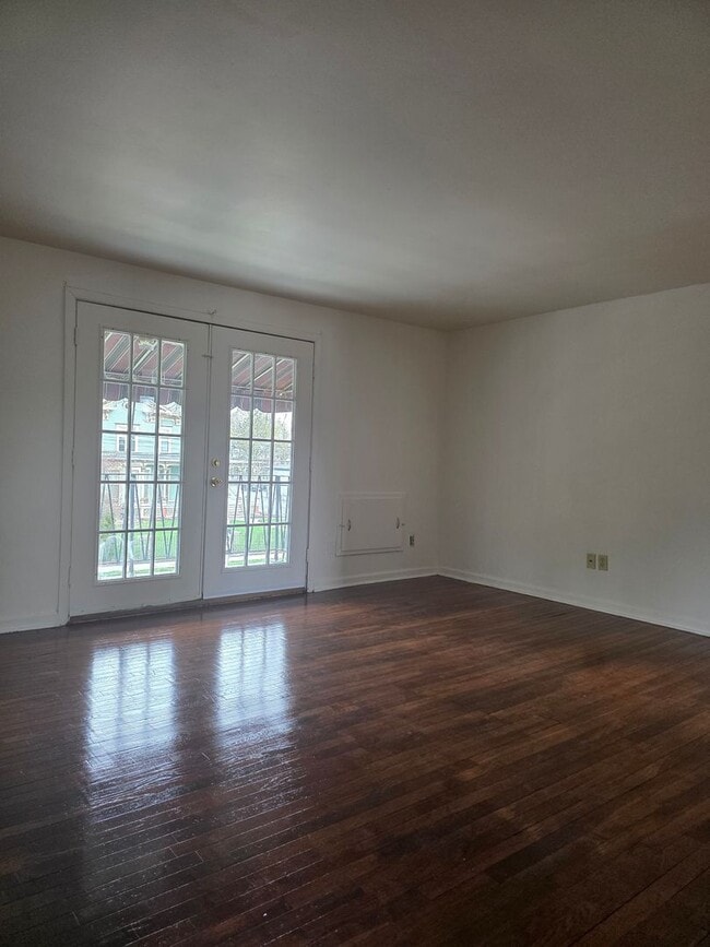 Building Photo - 2-bedroom upper