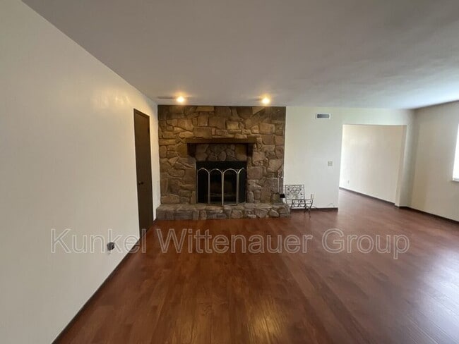 Building Photo - 102 Kingsway Dr