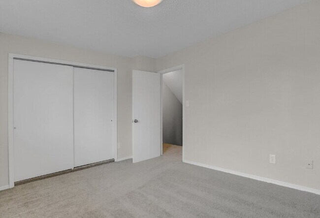 Building Photo - Fully Remodeled End-Unit Townhome Near Pet...