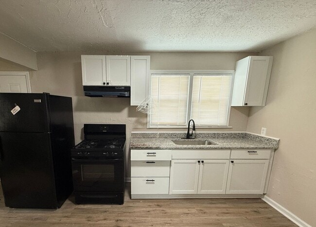Building Photo - Renovated 4-Bedroom Home – We Welcome Sect...