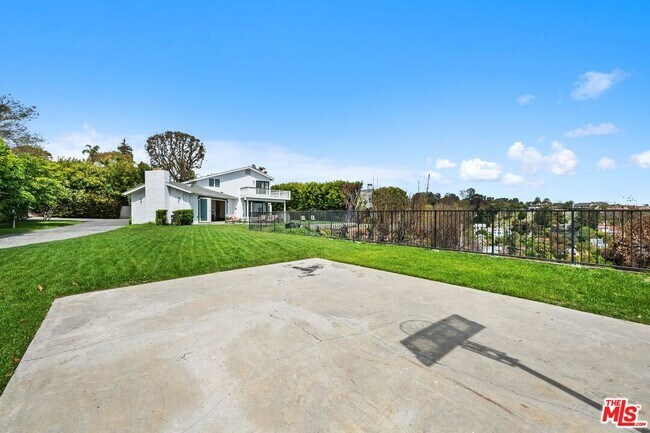 Building Photo - 400 Chautauqua Blvd