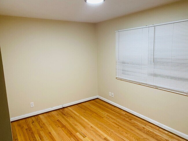 Building Photo - Inner SE Cool and Comfort