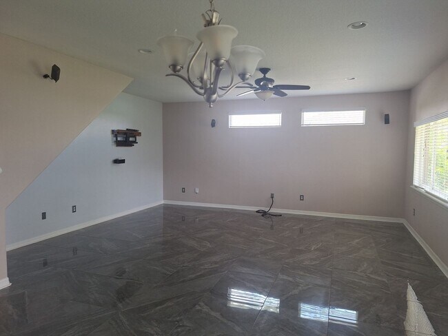 Building Photo - VA-VA ROOM! 5 BR  Home in Debary Country C...