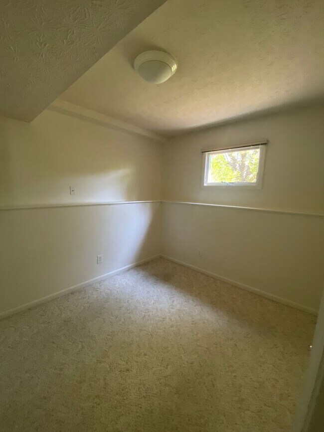 Building Photo - Spacious 4 Bedroom, 2.5 Bath Home