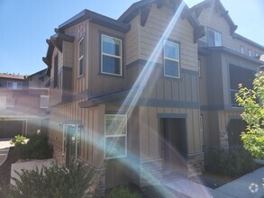Building Photo - Convenient Park's Edge Townhouse