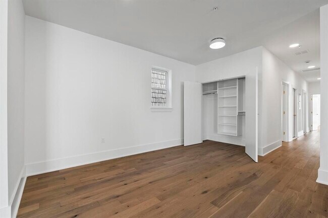 Building Photo - 525 Ave E