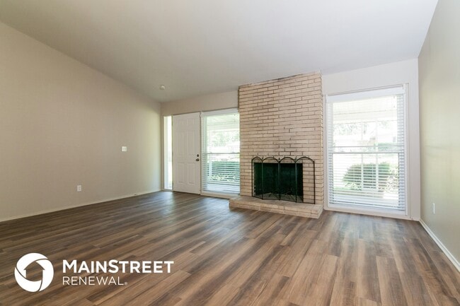 Building Photo - 3150 Durwood Dr