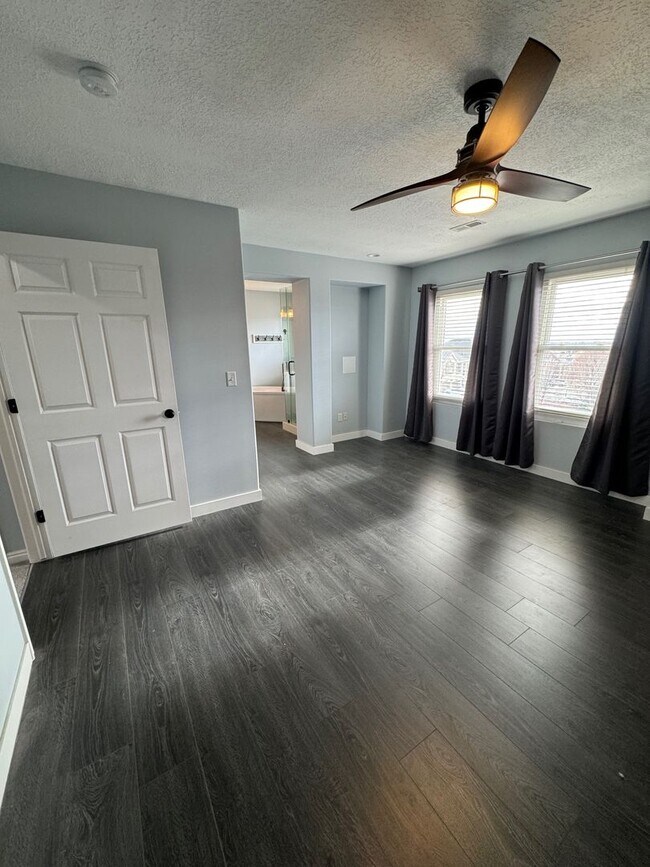Building Photo - Townhouse with Spacious layout and convien...