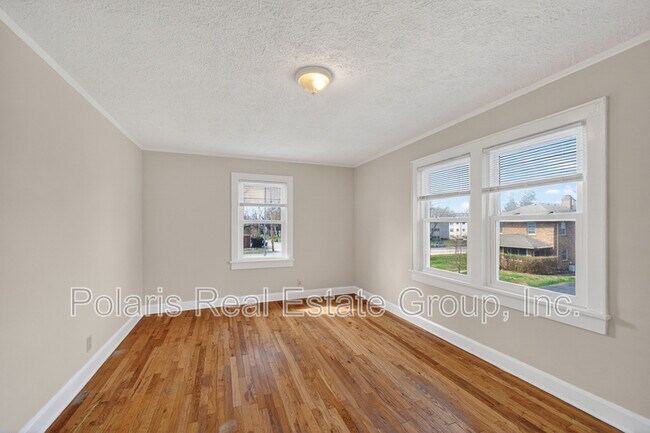 Building Photo - 715 E 60th St