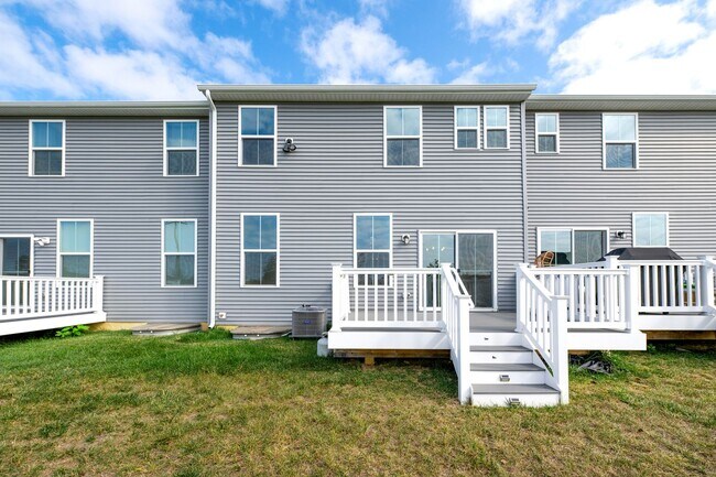 Building Photo - Family-Friendly Townhome for Rent in Baker...