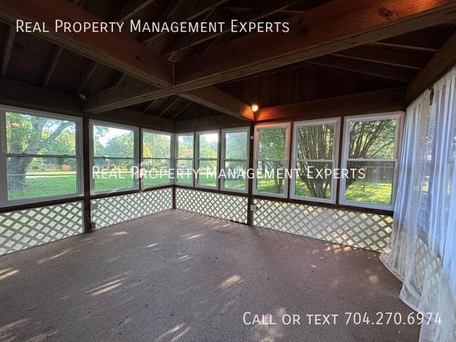 Building Photo - 6008 Mallard Dr