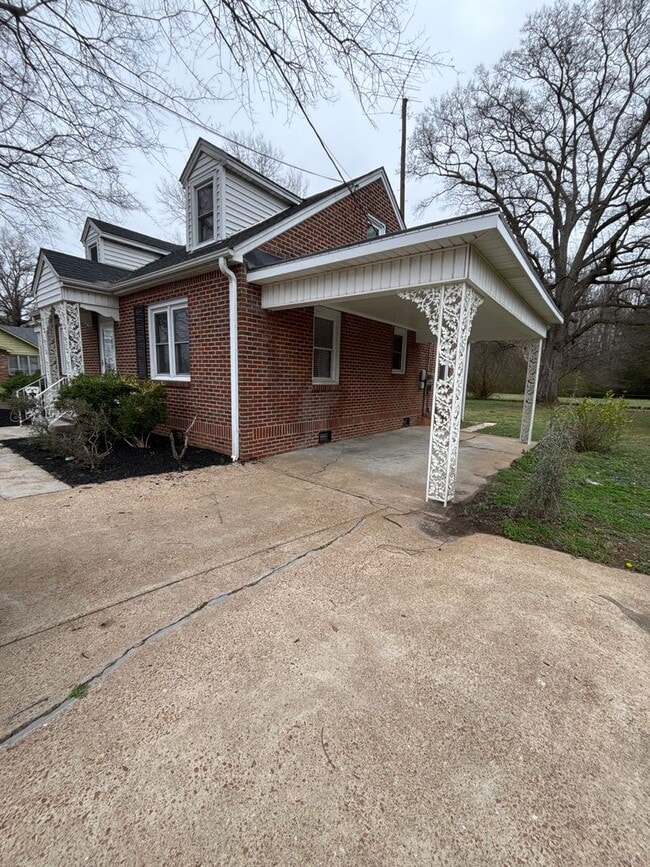 Building Photo - 4 Bedroom House / South Jackson