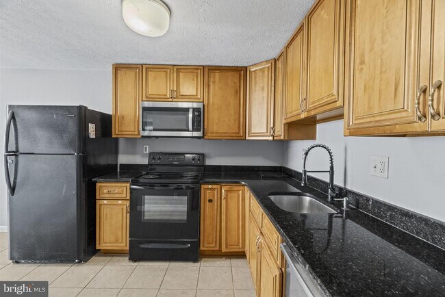 Building Photo - 2502 Greenwood Dr