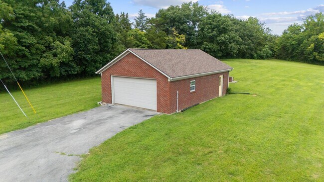 Building Photo - 1221 Hawthorne Ln