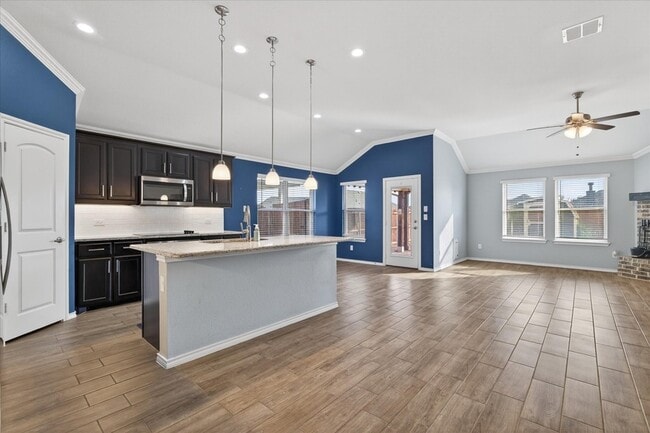 Building Photo - 628 Presidio St