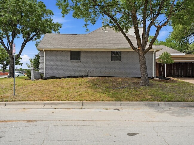 Building Photo - 2121 Canton Dr