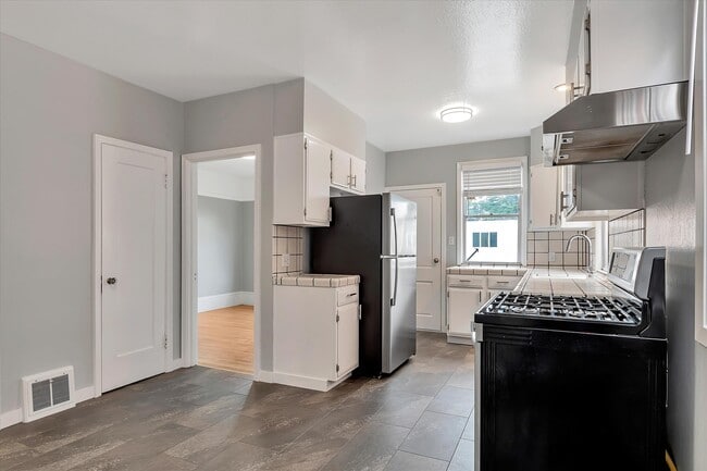 Building Photo - 785 Athens St