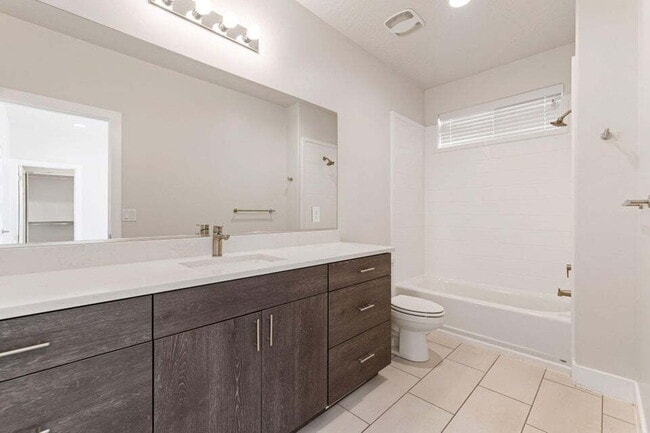 Building Photo - "Spacious 3-Bedroom Townhouse Retreat with...
