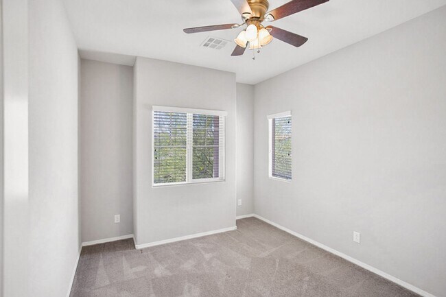 Building Photo - 4 Bed, Beauty With First Floor Bed And Full Bath