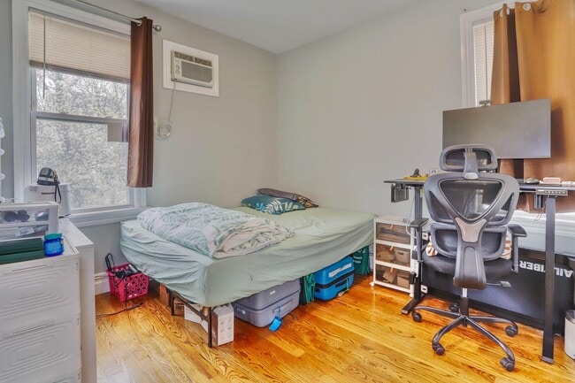 Building Photo - 264 Columbia Ave