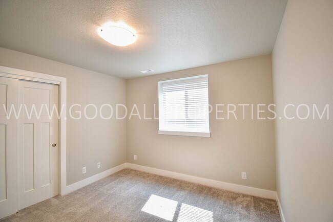 Building Photo - Modern Style Ranch, 3 bedroom 2.5 bath hom...