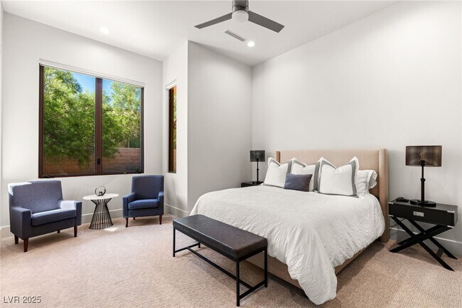 Building Photo - 2 Castle Oaks Ct