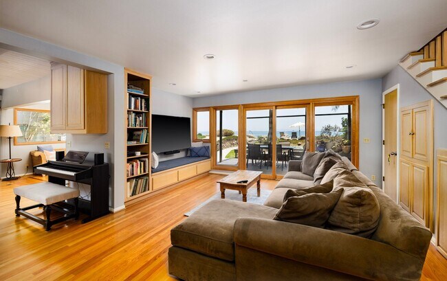 Building Photo - 4499 Del Mar Ave