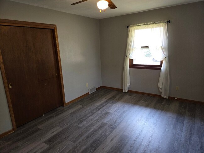 Building Photo - 592 Donna Dr