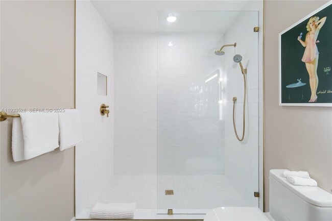 Building Photo - 601 NE 1st Ave