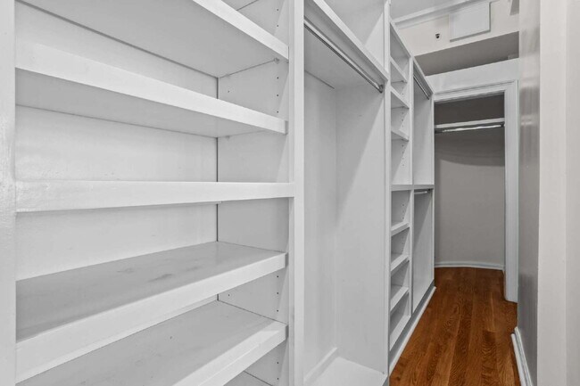 Building Photo - "Modern Comfort Awaits: Spacious 2-Bed, 2-Bath Condo with Elegance in the Heart of Atlanta"