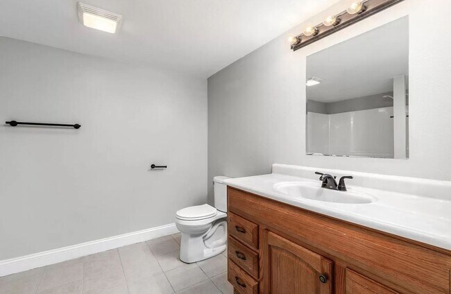 Building Photo - 5 Bedroom Home Located in Waynesville, MO!