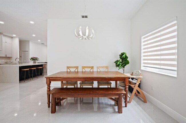 Building Photo - 3103 SW 140th Ave