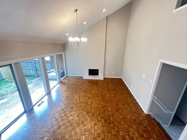 Building Photo - Beautiful renovated East Memphis condo located in the Richland area! Community Pool! Small pets a...