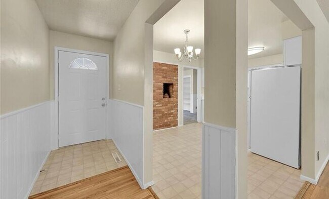 Building Photo - MOVE IN SPECIAL! 3-bedroom Rancher in Coun...